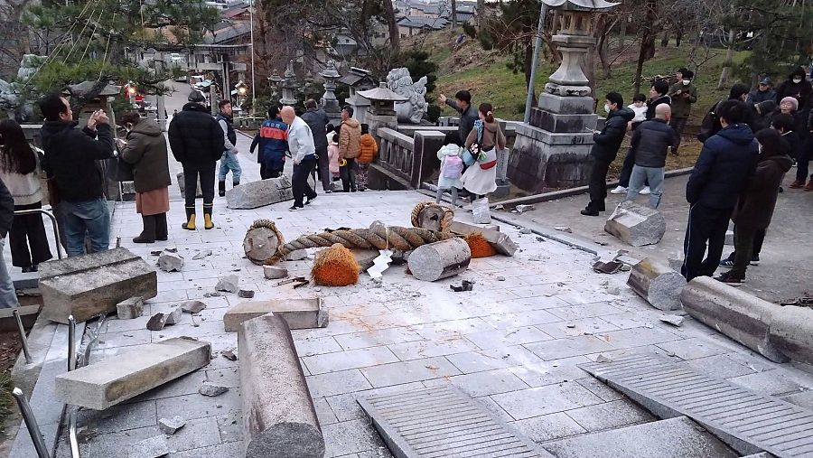  Una puerta torii resulta dañada tras un terremoto en un santuario en Japón