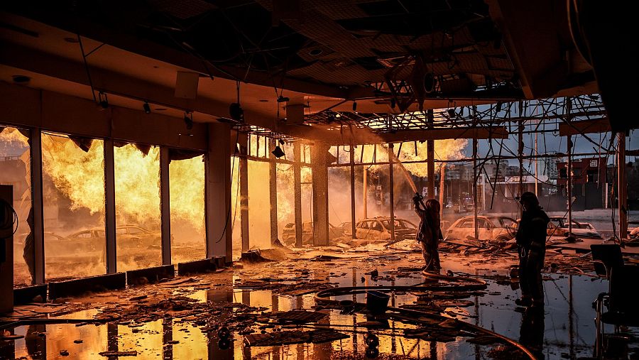 Vista de un incendio tras el bombardeo ruso contra Kiev el 2 de enero