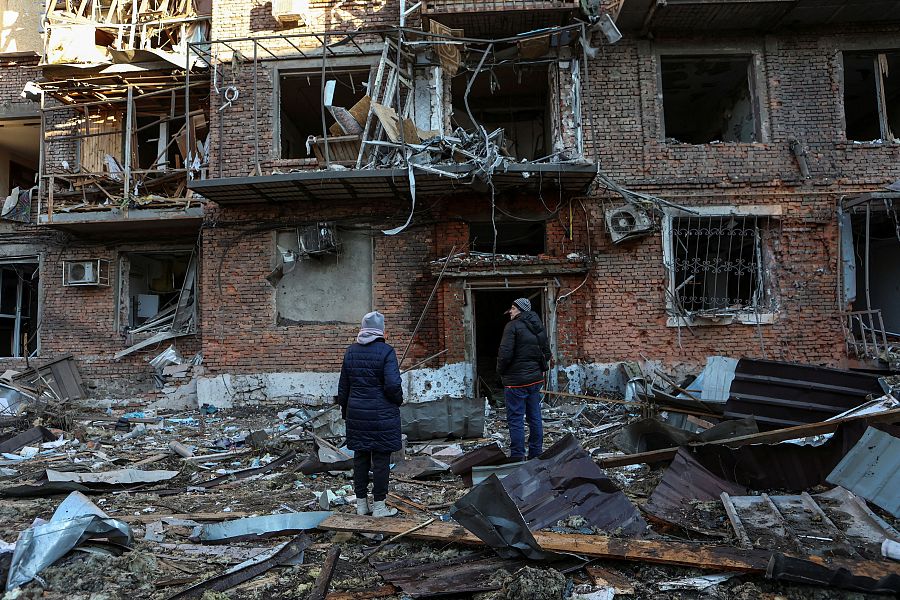 Daños en un edificio residencial tras bombardeo ruso en Járkov. Foto tomada el 31 de diciembre de 2023