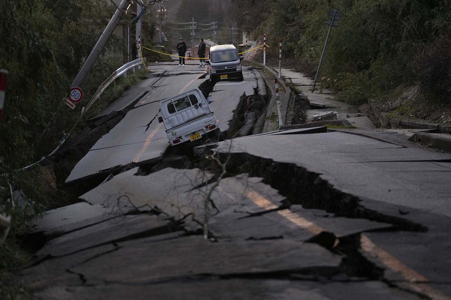 Una carretera dañada por el terremoto en Noto, Japón