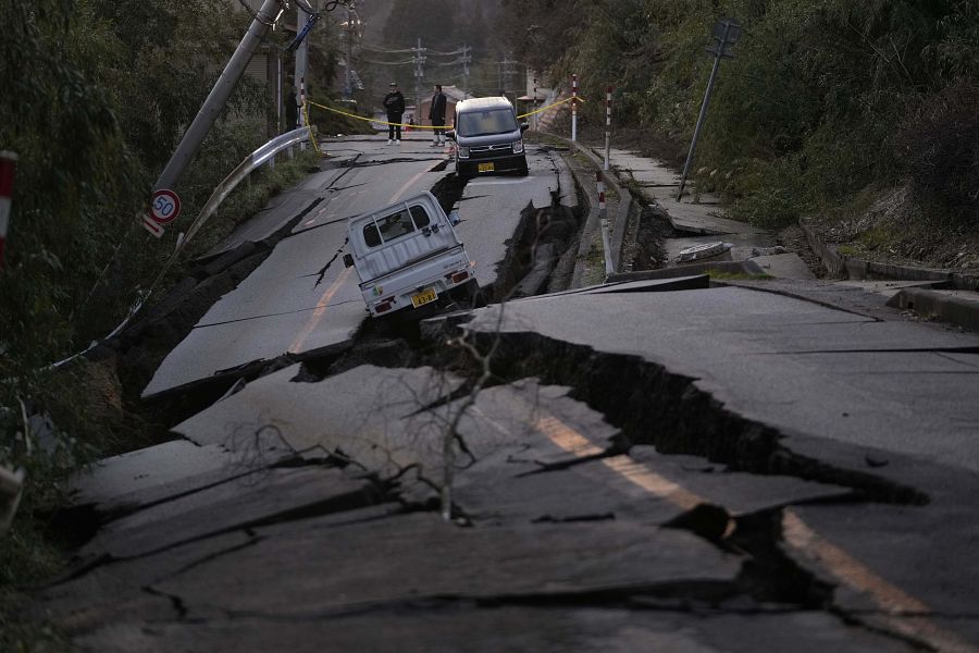 Una carretera dañada por el terremoto en Noto, Japón