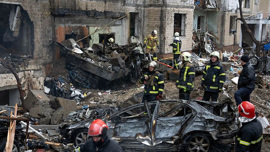 Vista de un edificio destruido tras los bombardeos rusos en Kiev del 2 de enero de 2024. 