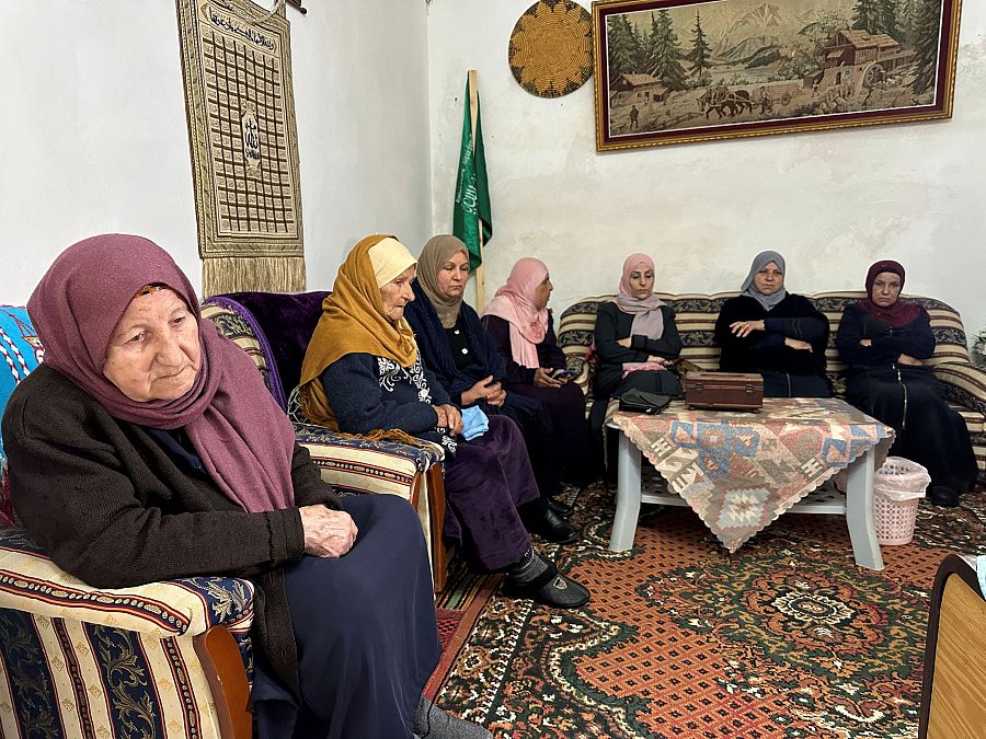 La madre del alto cargo de Hamás, Saleh al-Arouri, sentada con sus familiares en su casa, en el pueblo de Aroura, cerca de Ramala, en la Cisjordania ocupada por Israel.