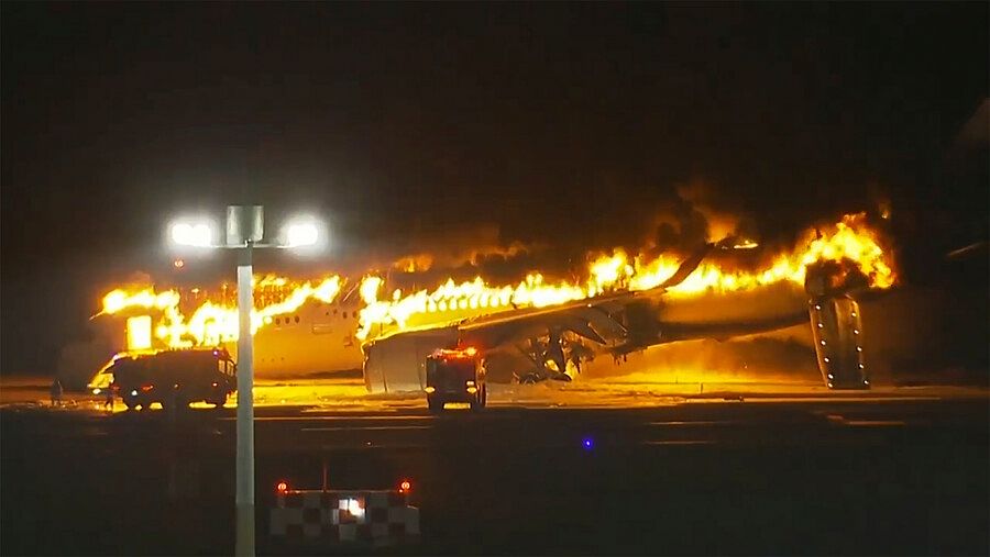 Restos del Airbus A350 accidentado en Haneda, Tokio