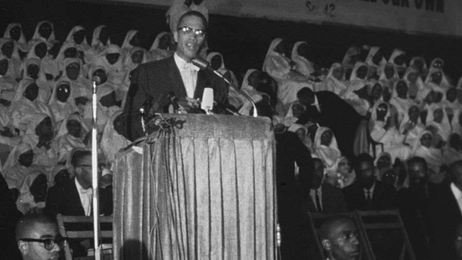 Malcolm X en uno de sus discursos de la Nación del Islam