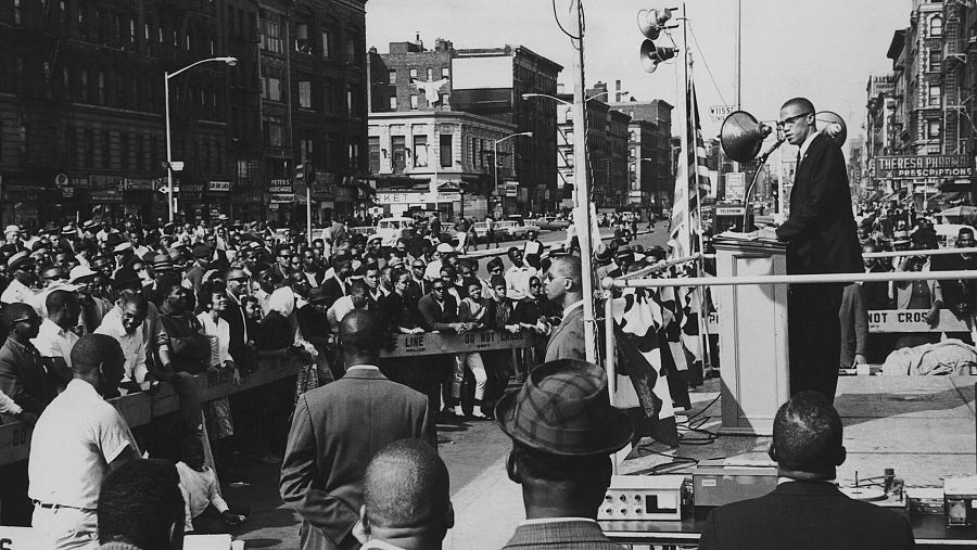Malcolm X se dirige a la gente desde la calle