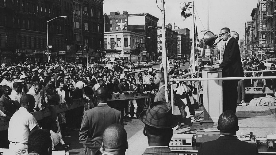 Malcolm X se dirige a la gente desde la calle