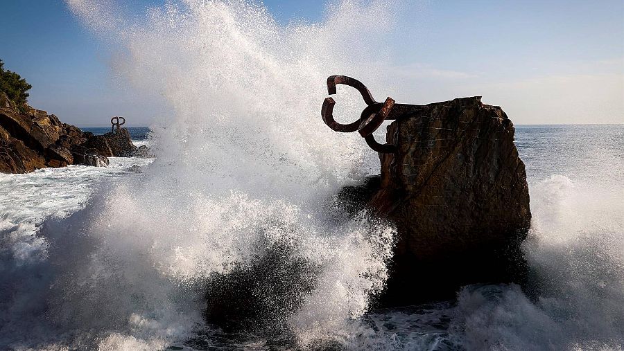 Una ola rompe en la escultura de Eduardo Chillida El peine del viento, en San Sebastián, España