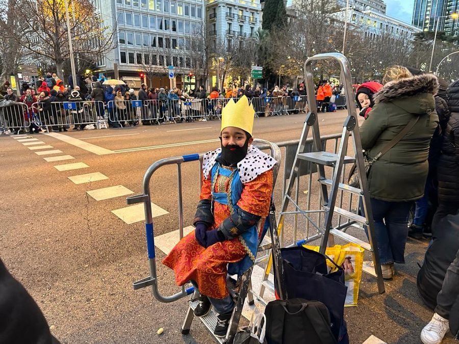 Un niño espera a los reyes Magos disfrazado en su honor