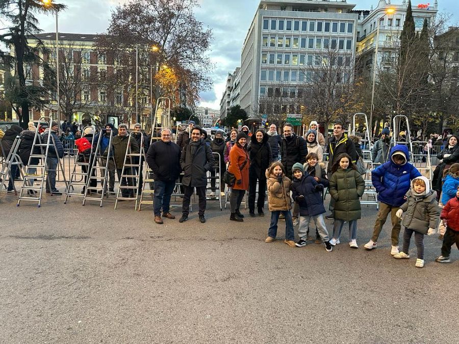 La cabalgata de los Reyes Magos de Madrid: familias guardan sitio a la espera de las carrozas de los Reyes Magos