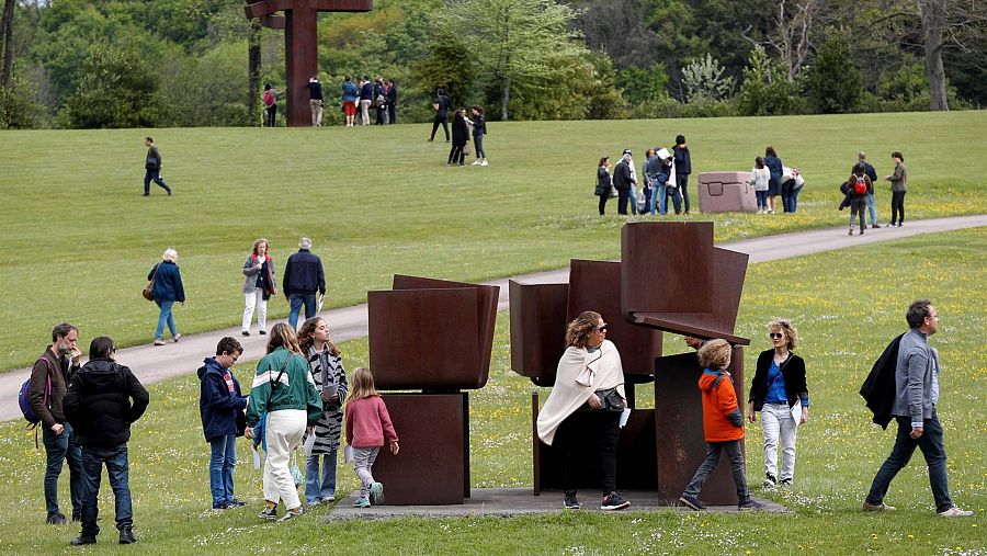 Varias personas visitan Chillida Leku