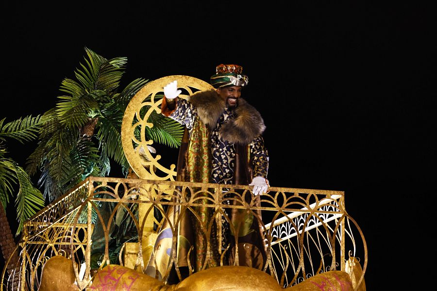 El rey Baltasar saluda a los niños desde su carroza durante la Cabalgata de Madrid