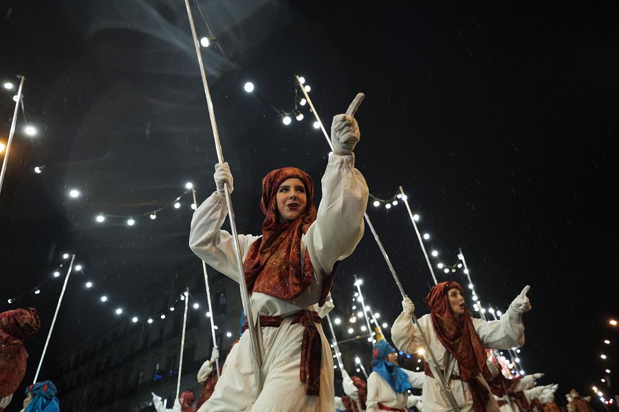 Los Reyes Magos recorren las calles: Algunas de las participantes en la cabalgata de Barcelona