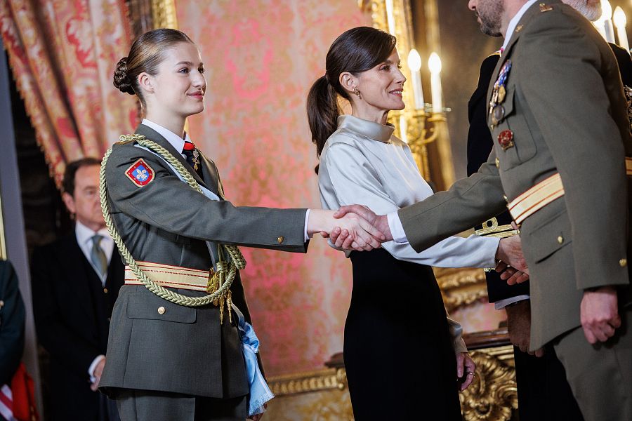 La Princesa Leonor (i) y la Reina Letizia (2i) durante la recepción.