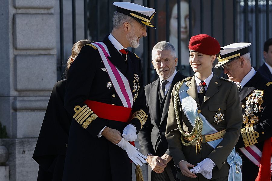 La princesa Leonor y el rey Felipe VI, muy cercanos en la Plaza de la Armería.