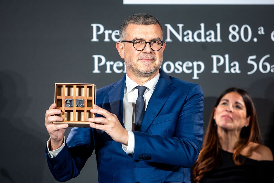 Jaume Clotet posa con el premio Pla