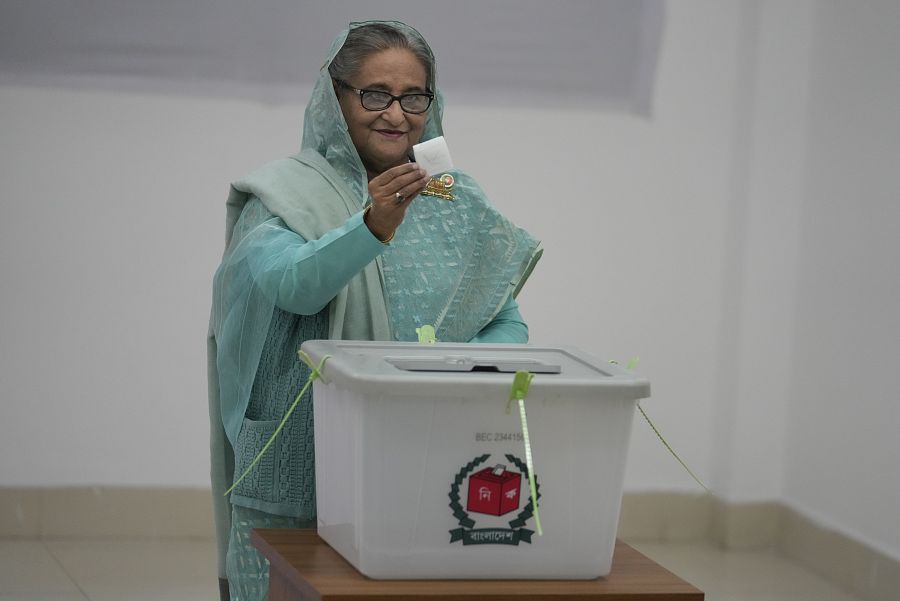 La primera ministra de Bangladesh, Sheikh Hasina, muestra su papeleta mientras deposita su voto en Daca, Bangladesh