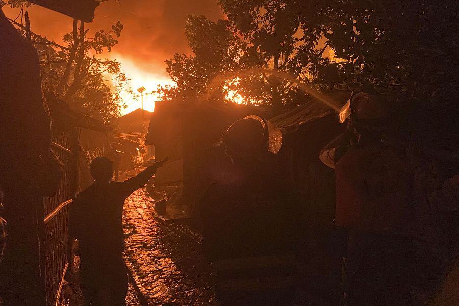 Bomberos trabajan para sofocar las llamas en un campo de refugiados rohinyá en Kutupalong, en el distrito de Cox's Bazar, Bangladesh