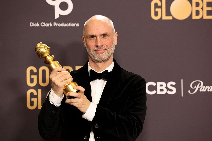 Jesse Armstrong posa con el premio a la mejor serie dramática de televisión por 