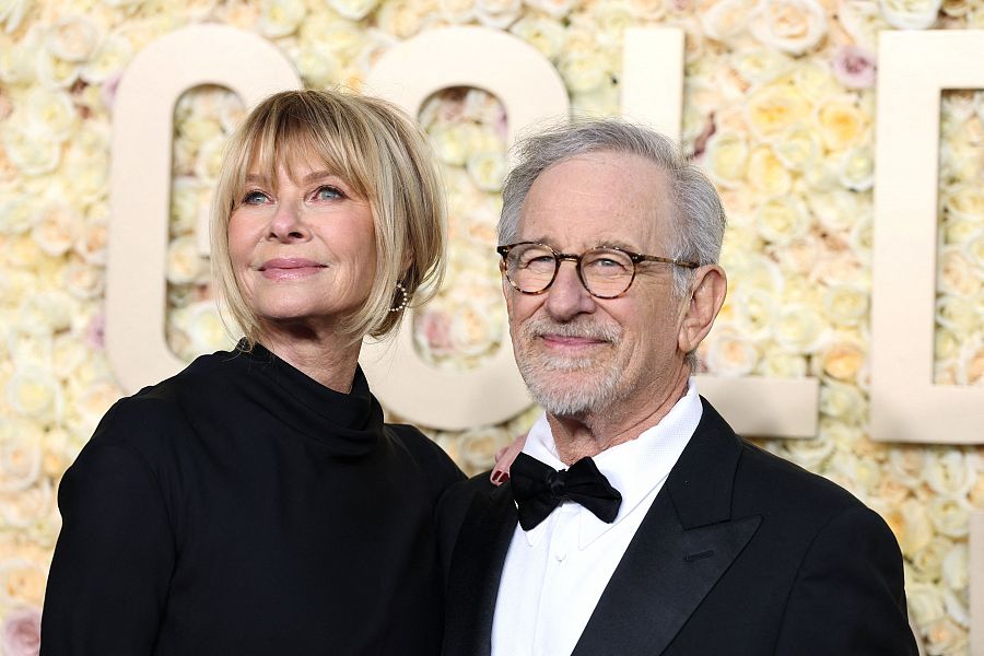 Kate Capshaw y Steven Spielberg en la ceremonia de los Globos de Oro 2024