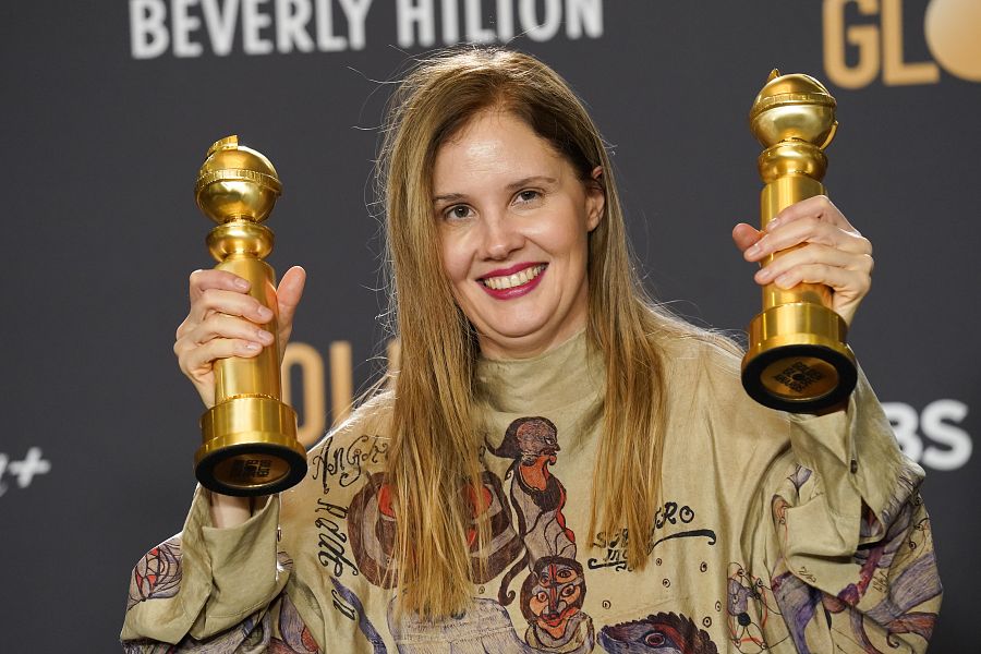 Justine Triet, directora de Anatomía de una caída, con los dos Globos de Oro.