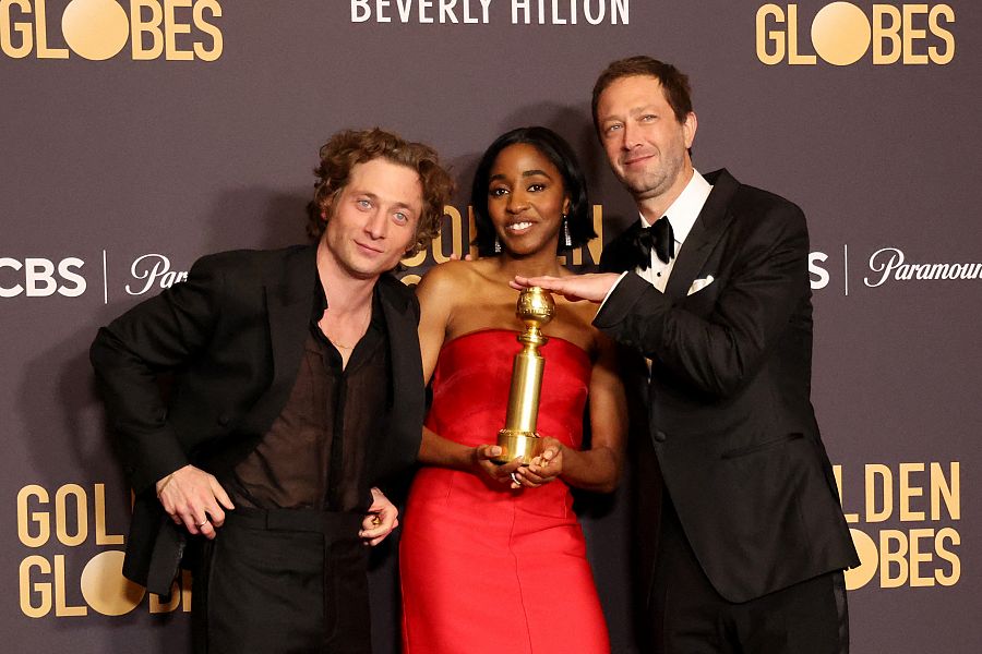 Jeremy Allen White, Ayo Edebiri y Ebon Moss-Bachrach posan con el premio a la Mejor Serie de Televisión Musical o Comedia por 