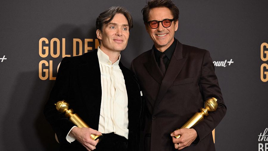 Cillian Murphy y Robert Downey Jr. posan con los Globos de Oro a Mejor Actor de Drama y Mejor Actor de Reparto