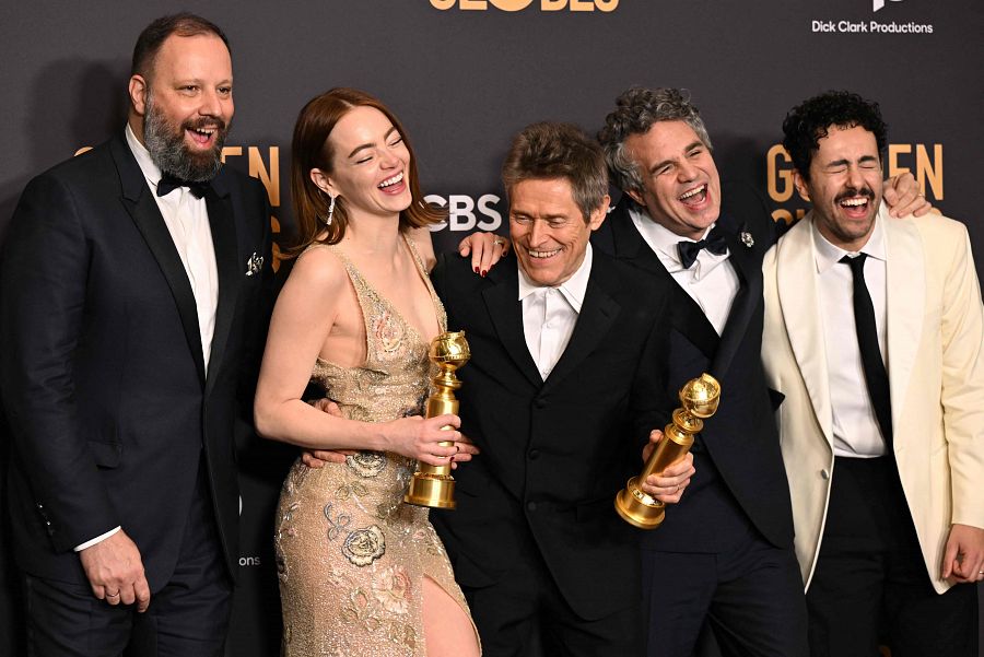 El director Giórgos Lánthimos, la actriz Emma Stone, el actor Willem Dafoe y el también actor Mark Ruffalo posan con los premios que ha conseguido 