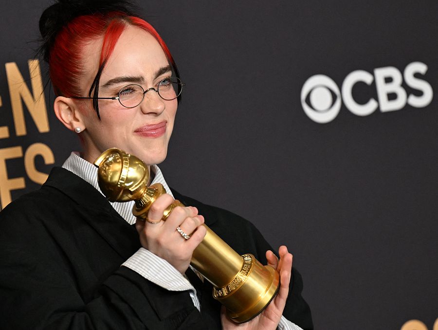 La cantante Billie Eilish posa con el premio a la Mejor Canción Original por 