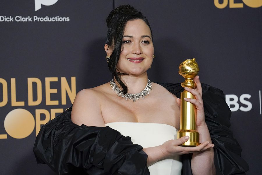 Lily Gladstone posa con el premio a la mejor interpretación dramática por 