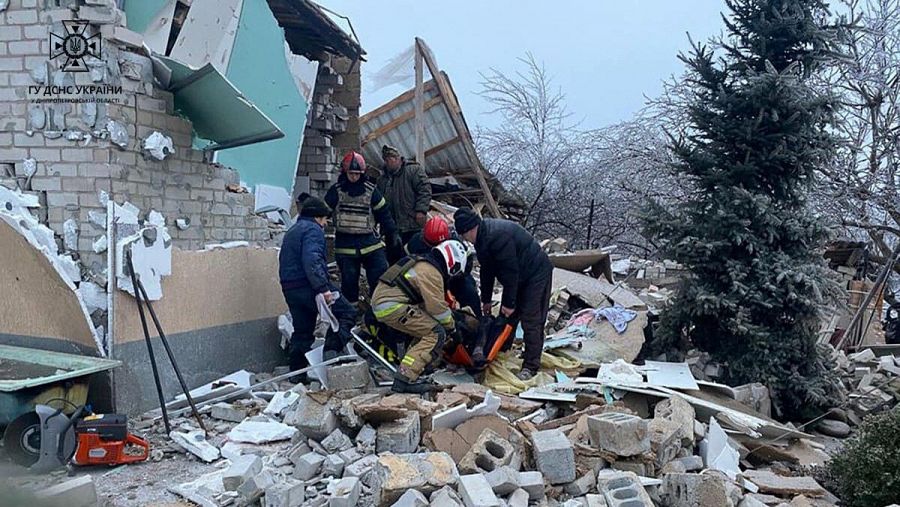 Los equipos de rescate ucranianos operan tras el impacto de un ataque ruso en la región de Dnipropetrovsk el 8 de enero de 2024