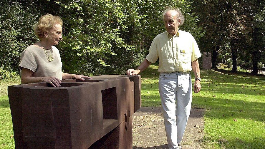 Foto de archivo del escultor Eduardo Chillida, acompañado de su esposa, Pilar Belzunce, junto a su obra 