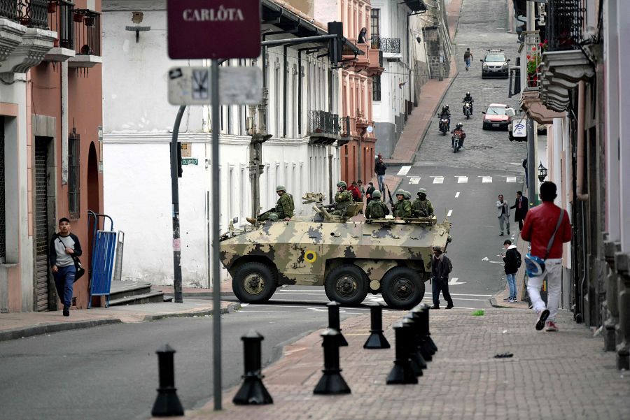 Las fuerzas de seguridad ecuatorianas patrullan la plaza principal y el palacio presidencial de Quito