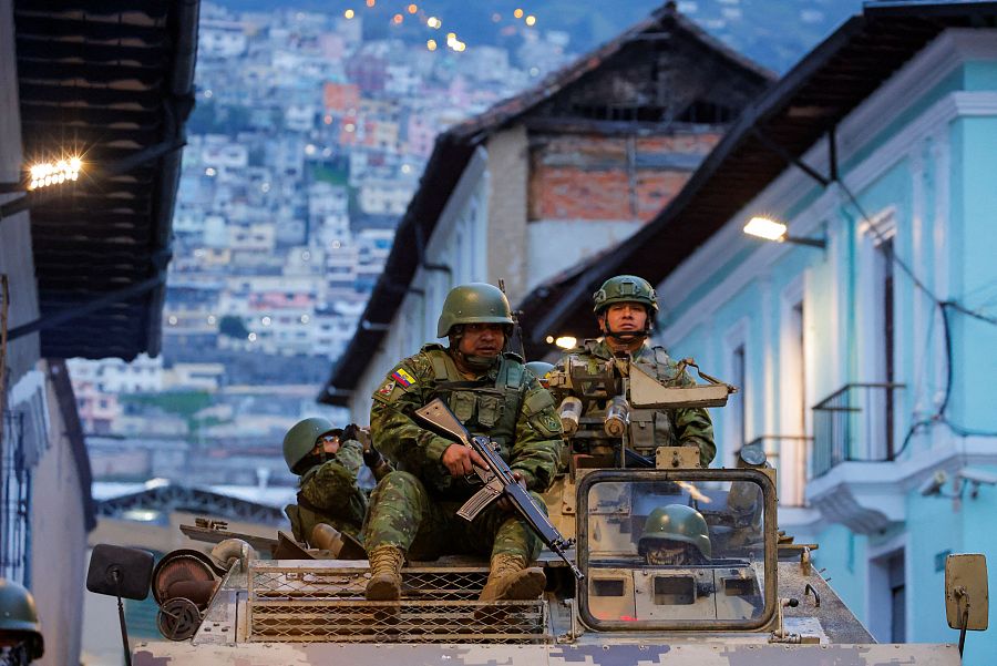 Soldados en un vehículo blindado patrullan el centro histórico de Quito, Ecuador