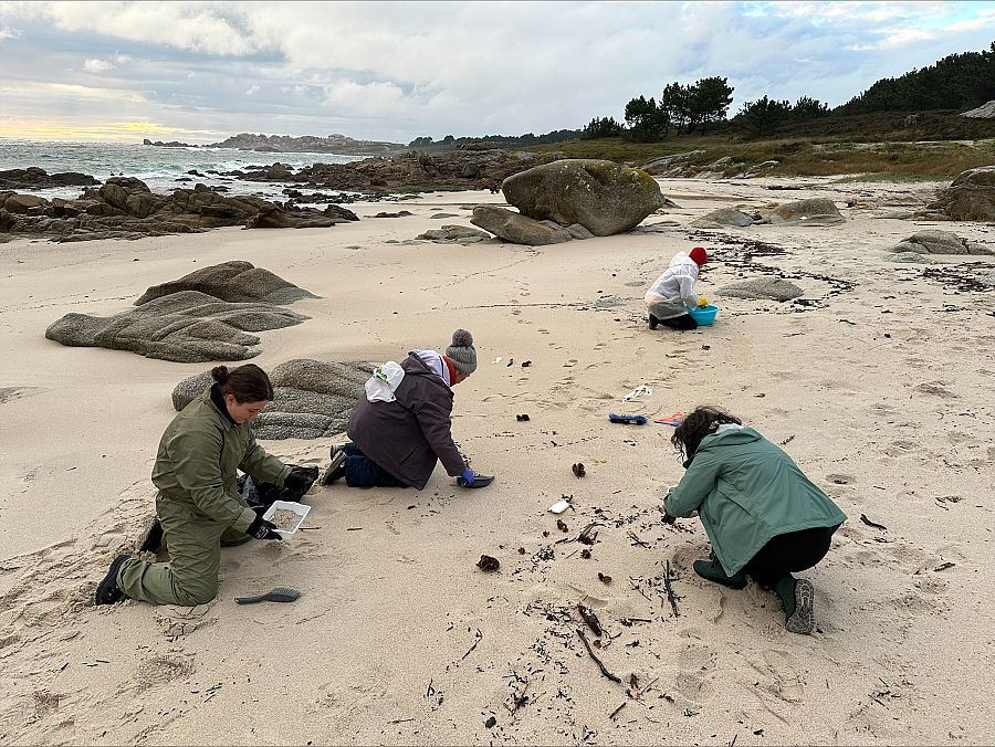 Un grupo de voluntarias con material casero en la playa de Covasa