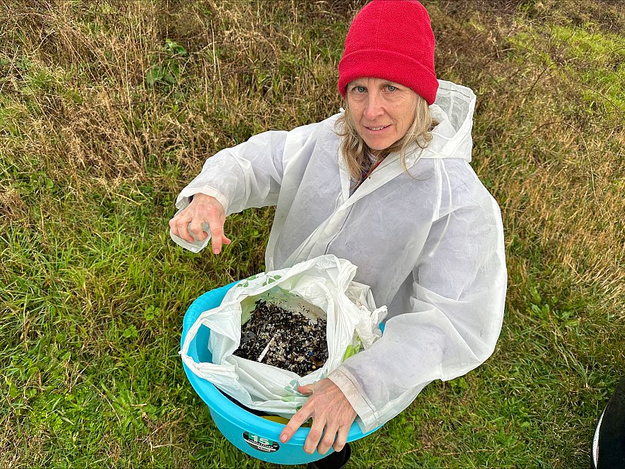Nancy, voluntaria, enseña los plásticos recogidos tras una jornada de limpieza