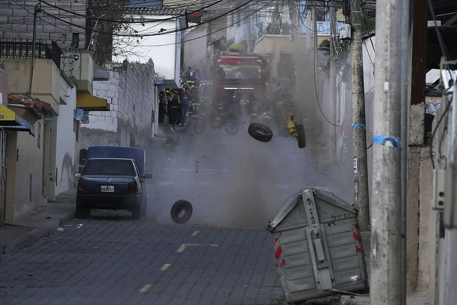 La policía realiza una explosión controlada de un vehículo sospechoso en Quito, Ecuador