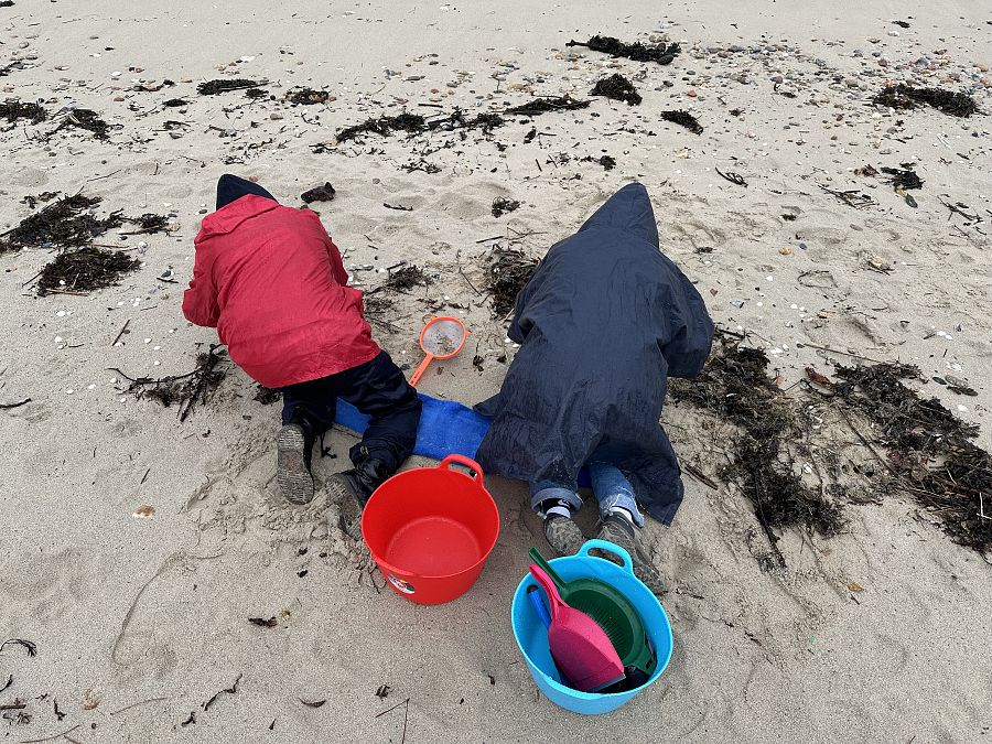 Dos voluntarias limpian la playa de Boa Grande de Noia a pesar de la lluvia