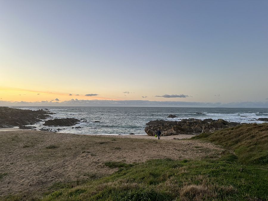 Manuel acude cada día a recoger plástico a playas como esta en Ribeira