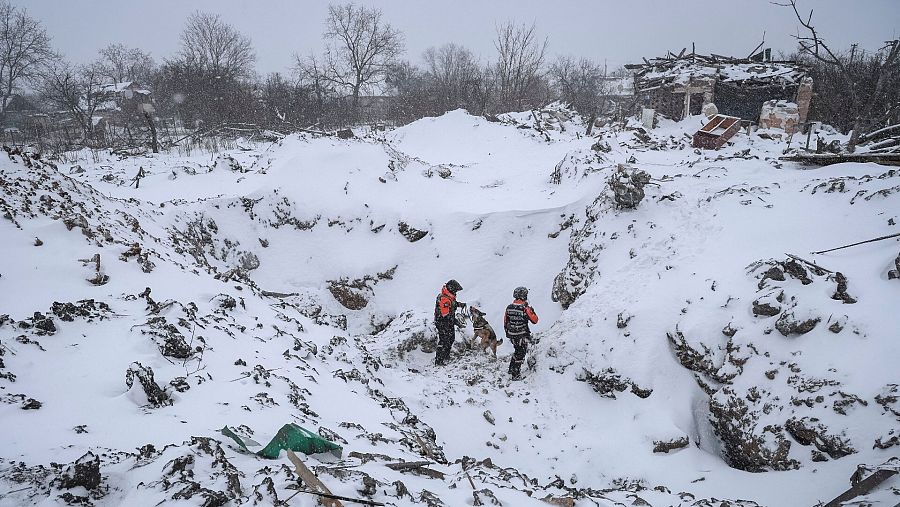 Equipos de rescate ucranianos trabajan tras un ataque con misiles rusos en la región de Donetsk