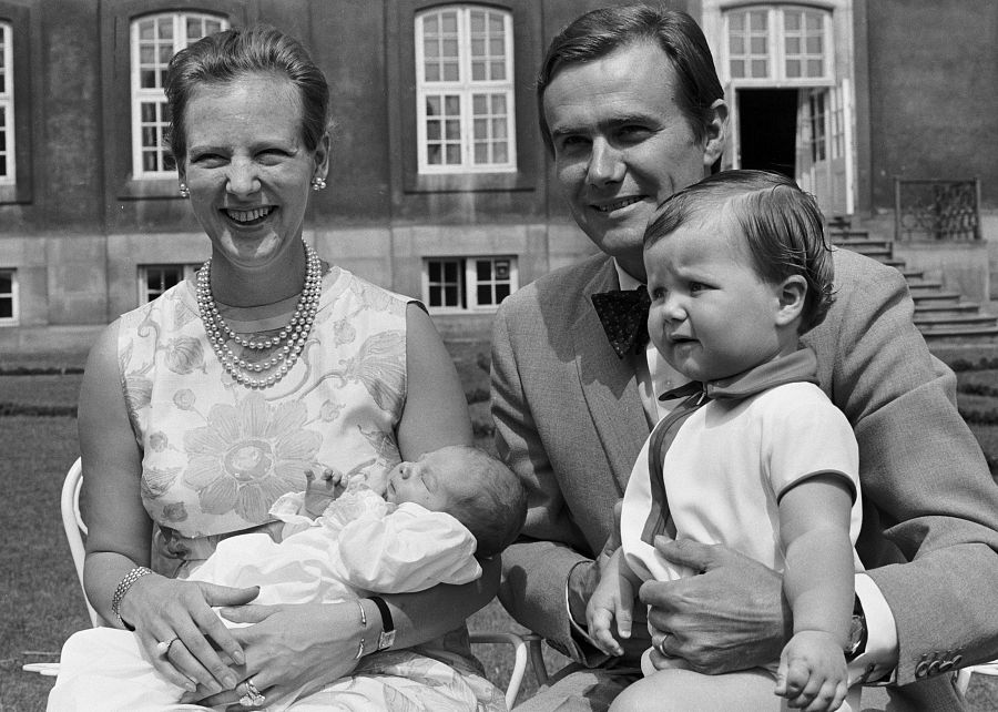 La reina Margarita de Dinamarca junto a su marido e hijos