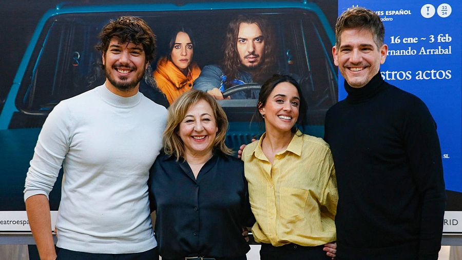 Los actores, Santi Marín (i), Carmen Machi (2i) y Macarena García posan durante la presentación de 