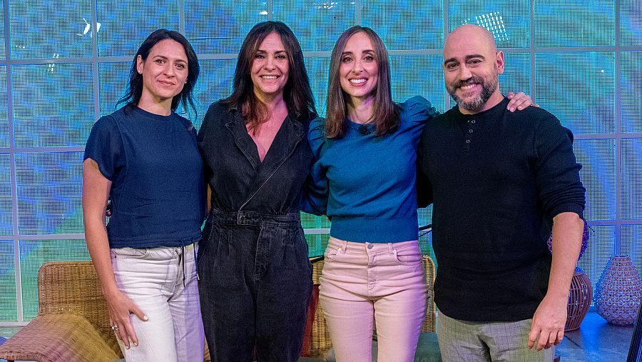 La actriz Melani Olivares, junto a Julia Varela y los colaboradores Amando Bastida y Mariana Capurro