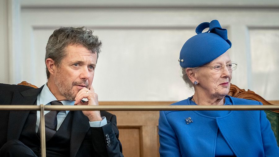 El príncipe Federico y la reina Margarita en el parlamento danés