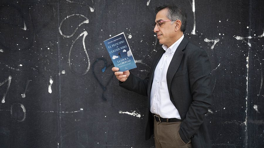 Arash Arjomandi llegint el seu llibre 'El principio de incertidumbre'