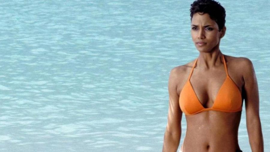 Halle Berry en su famosa escena de 'Muere otro día'