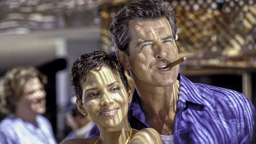 Pierce Brosnan y Halle Berry en 'Muere otro día'