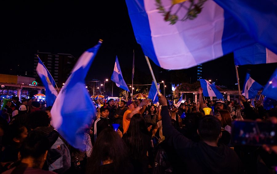 Ciudadanos salen a la calle para celebrar el triunfo de Bernardo Arévalo como nuevo presidente.