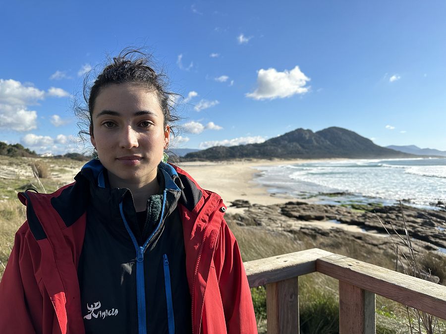 María Candamo recorre esta playa de Louro todo el año buscando basura con la que hace joyas