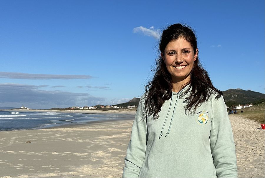 Èlia Planas llega a Galicia curtida en la limpieza de playas en Cataluña, donde la presencia de plástico es un problema constante